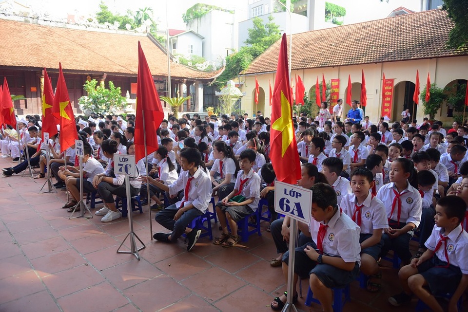 Hà Nội: Lễ khai giảng trong ngôi đình - 2
Năm học mới nhà trường có 96 học sinh mới vào lớp 6, có tổng học sinh toàn khối là 340 học sinh. Trường có 9 phòng học, 5 phòng đang học nhờ đình Nội Châu và các lớp đầy đủ trang thiết bị phục vụ công tác giảng dạy
