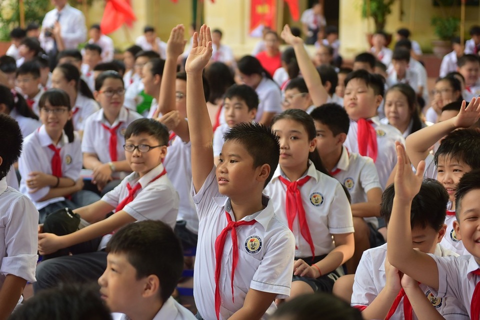 Hà Nội: Lễ khai giảng trong ngôi đình - 8
Học sinh Nguyễn Thanh Nhi, lớp 6B chia sẻ: “Em rất vui khi được học tại ngôi trường mới với nhiều bạn mới. Trong năm học mới, em cố gắng phấn đấu học thật giỏi để không phụ lòng cha mẹ và thầy cô”.Trong lễ khai giảng nhà trường còn tổ chức các trò chơi cho các em học sinh toàn khối. Các em hăng hái dơ tay tha gia trò chơi.Trò chơi truyền bóng bàn bằng thìa gây thích thú cho các bạn học sinh.Riêng khối 6 là năm đầu tiên học ở trường, nhiều học hinh tỏ ra bỡ ngỡ trước một ngôi trường mới.Các em học sinh vui vẻ chào đón năm học mới.Vui ngày khai trường với tiết mục văn nghệ do thầy cô giáo và các em học sinh trường Từ Liên thể hiện.