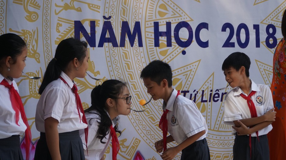 Hà Nội: Lễ khai giảng trong ngôi đình - 9
Học sinh Nguyễn Thanh Nhi, lớp 6B chia sẻ: “Em rất vui khi được học tại ngôi trường mới với nhiều bạn mới. Trong năm học mới, em cố gắng phấn đấu học thật giỏi để không phụ lòng cha mẹ và thầy cô”.Trong lễ khai giảng nhà trường còn tổ chức các trò chơi cho các em học sinh toàn khối. Các em hăng hái dơ tay tha gia trò chơi.Trò chơi truyền bóng bàn bằng thìa gây thích thú cho các bạn học sinh.Riêng khối 6 là năm đầu tiên học ở trường, nhiều học hinh tỏ ra bỡ ngỡ trước một ngôi trường mới.Các em học sinh vui vẻ chào đón năm học mới.Vui ngày khai trường với tiết mục văn nghệ do thầy cô giáo và các em học sinh trường Từ Liên thể hiện.