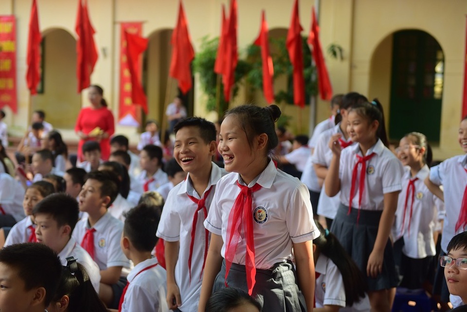 Hà Nội: Lễ khai giảng trong ngôi đình - 11
Học sinh Nguyễn Thanh Nhi, lớp 6B chia sẻ: “Em rất vui khi được học tại ngôi trường mới với nhiều bạn mới. Trong năm học mới, em cố gắng phấn đấu học thật giỏi để không phụ lòng cha mẹ và thầy cô”.Trong lễ khai giảng nhà trường còn tổ chức các trò chơi cho các em học sinh toàn khối. Các em hăng hái dơ tay tha gia trò chơi.Trò chơi truyền bóng bàn bằng thìa gây thích thú cho các bạn học sinh.Riêng khối 6 là năm đầu tiên học ở trường, nhiều học hinh tỏ ra bỡ ngỡ trước một ngôi trường mới.Các em học sinh vui vẻ chào đón năm học mới.Vui ngày khai trường với tiết mục văn nghệ do thầy cô giáo và các em học sinh trường Từ Liên thể hiện.