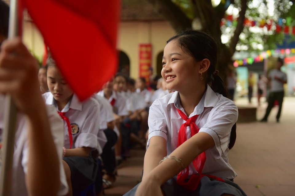 Hà Nội: Lễ khai giảng trong ngôi đình - 7
Học sinh Nguyễn Thanh Nhi, lớp 6B chia sẻ: “Em rất vui khi được học tại ngôi trường mới với nhiều bạn mới. Trong năm học mới, em cố gắng phấn đấu học thật giỏi để không phụ lòng cha mẹ và thầy cô”.Trong lễ khai giảng nhà trường còn tổ chức các trò chơi cho các em học sinh toàn khối. Các em hăng hái dơ tay tha gia trò chơi.Trò chơi truyền bóng bàn bằng thìa gây thích thú cho các bạn học sinh.Riêng khối 6 là năm đầu tiên học ở trường, nhiều học hinh tỏ ra bỡ ngỡ trước một ngôi trường mới.Các em học sinh vui vẻ chào đón năm học mới.Vui ngày khai trường với tiết mục văn nghệ do thầy cô giáo và các em học sinh trường Từ Liên thể hiện.