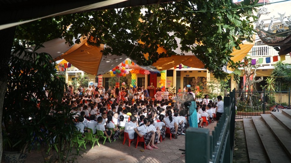 Hà Nội: Lễ khai giảng trong ngôi đình - 10 Bên cạnh đó, trường tiểu học Tứ Liên cũng tưng bừng khai giảng năm học mới.