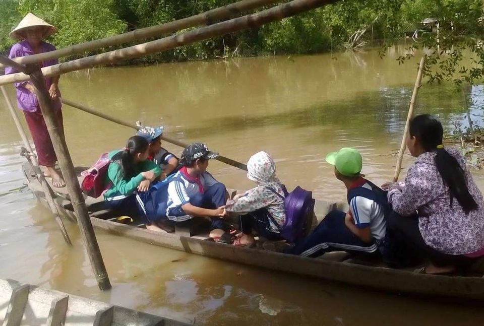 Những con đò đi tìm chữ của học trò vùng sông nước miền Tây - 3
Hàng ngày, các em học sinh trường Tiểu học Lộc Hòa B (xã Lộc Hòa, huyện Long Hồ, Vĩnh Long) phải đi đò ngang đến trường.