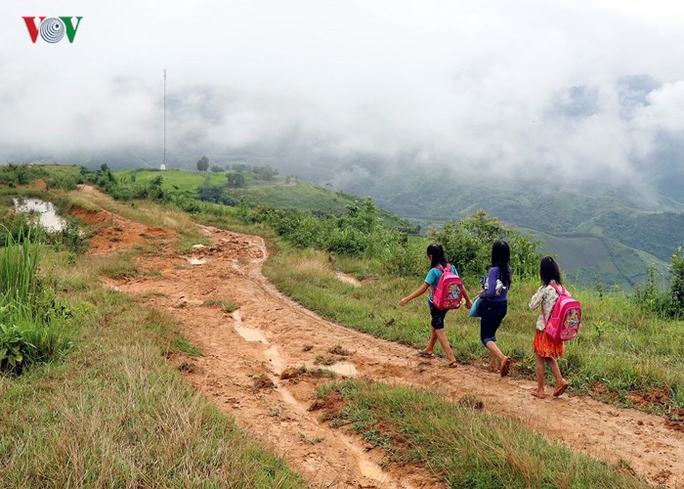 Học sinh chui túi nilon vượt lũ tới trường gây xúc động mạnh - 4
Con đường dài gần 20km từ bản Huổi Hạ đến trung tâm xã chỉ đi xe máy được vào mùa khô nên khó vận chuyển vật liệu để xây cầu. (Ảnh: VOV)
