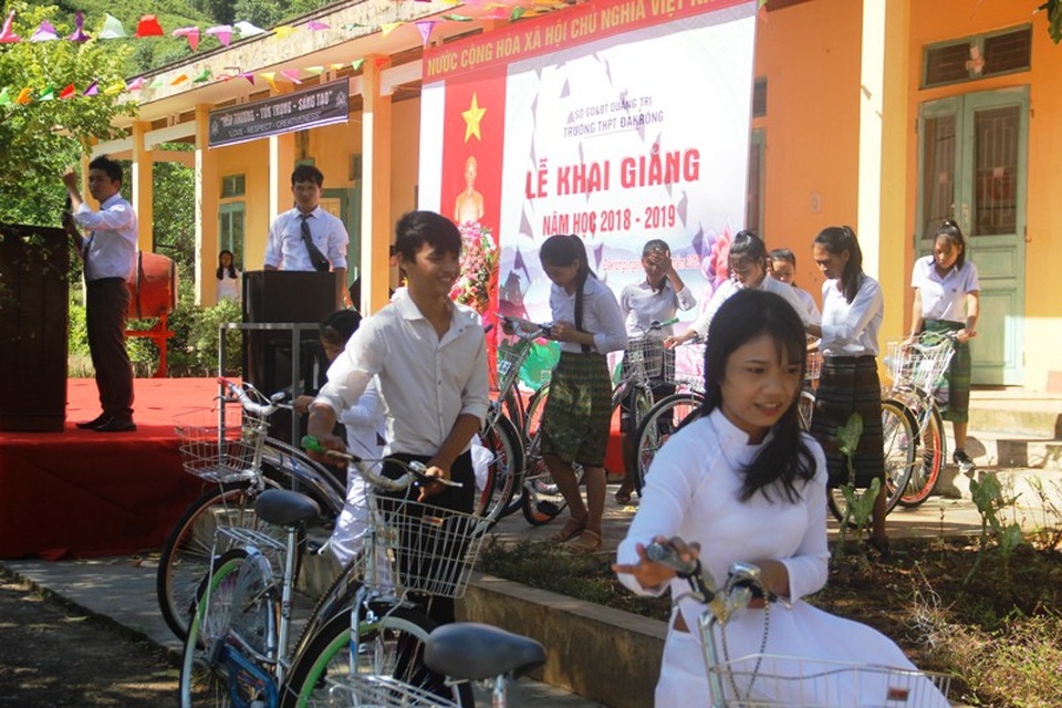 Phu nhân cố Tổng Bí thư Lê Duẩn tặng xe đạp cho học sinh nghèo nhân ngày khai giảng - 3 Học sinh hân hoan đón nhận xe đạp mới nhân ngày khai trường
