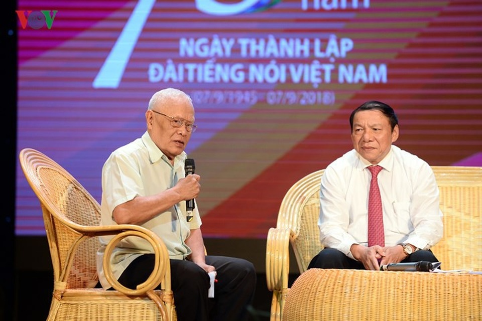 Trong hình dung của giáo sư Phong Lê, Phan Quang là người mà ông ngưỡng mộ: Tôi nhìn thấy ở anh một bản lĩnh, một tư chất của một nhà văn hóa. Tôi mong anh tiếp tục mạch viết của mình, mạch viết đã đi hết những chặng đường lớn của dân tộc với tư cách kẻ sĩ của thế kỷ 20.