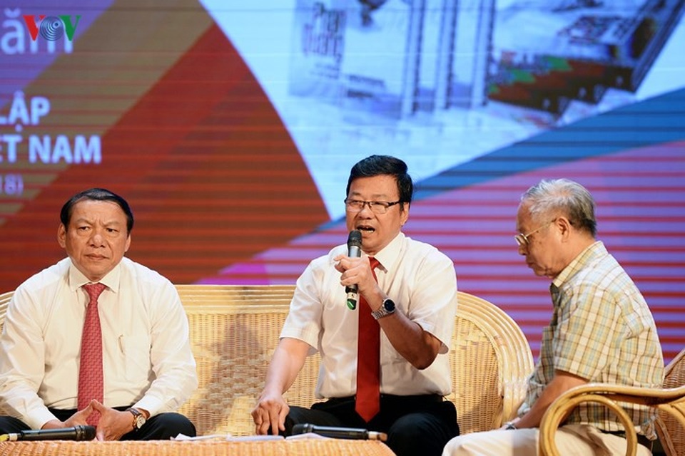 PGS.TS Nguyễn Văn Dững, nguyên Trưởng Khoa Báo chí, Học viện Báo chí và Tuyên truyền nói: Phan Quang không chỉ là nhà báo tài ba, phóng khoáng với tầm bao quát rộng và sâu mà ông còn là nhà văn, nhà văn hóa, một chính khách lịch lãm, tầm vóc. Đi đâu ông cũng viết với trí tuệ uyên thâm với tầm giao bang “xuyên lục địa”. Trong thể loại du kí ở nền báo chí nước ta hiện nay chưa ai vượt được nhà báo Phan Quang.