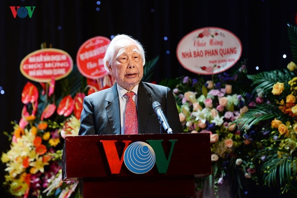 Chia sẻ tại buổi lễ, nhà báo Phan Quang bày tỏ: Tôi đam mê văn học từ hồi còn bé nhưng lớn lên, tổ chức lại phân công làm báo. Tôi nỗ lực hết mình, và để tự an ủi, tôi nghĩ báo và văn là con cùng một mẹ, người mẹ ngôn từ, hai anh em trưởng thành đi làm ăn mỗi người một nẻo nhưng phân mà không cắt, phân rồi lại hợp, có hợp có phân, dù rạch ròi báo - văn, trong văn có báo trong báo có văn, ta hãy cố làm tốt bất cứ việc gì có ích, chớ có mơ màng chuyện viễn vông...