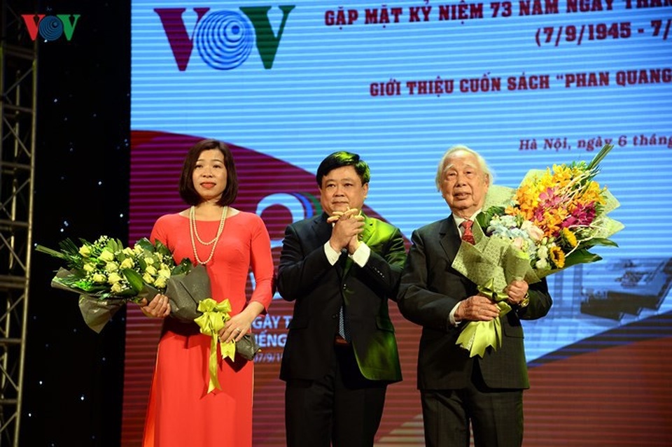 Phan Quang nói, ông đã để nghề báo ngập lụt cuộc đời mình. Và cũng đã muộn để dành thời gian rỗi rãi chuyên tâm sáng tác văn học, làm nên một vài tác phẩm để đời. Và để kết thúc nỗi niềm, ông nói vui: “Con người ai chẳng có mối tình đầu. Nhưng đến mức tuổi tôi hôm nay mà chỉ biết mải mê săn đuổi mối tình đầu, chẳng hóa ra mình phụ bạc người vợ hiền gắn bó bên nhau từ thuở muối dưa?”