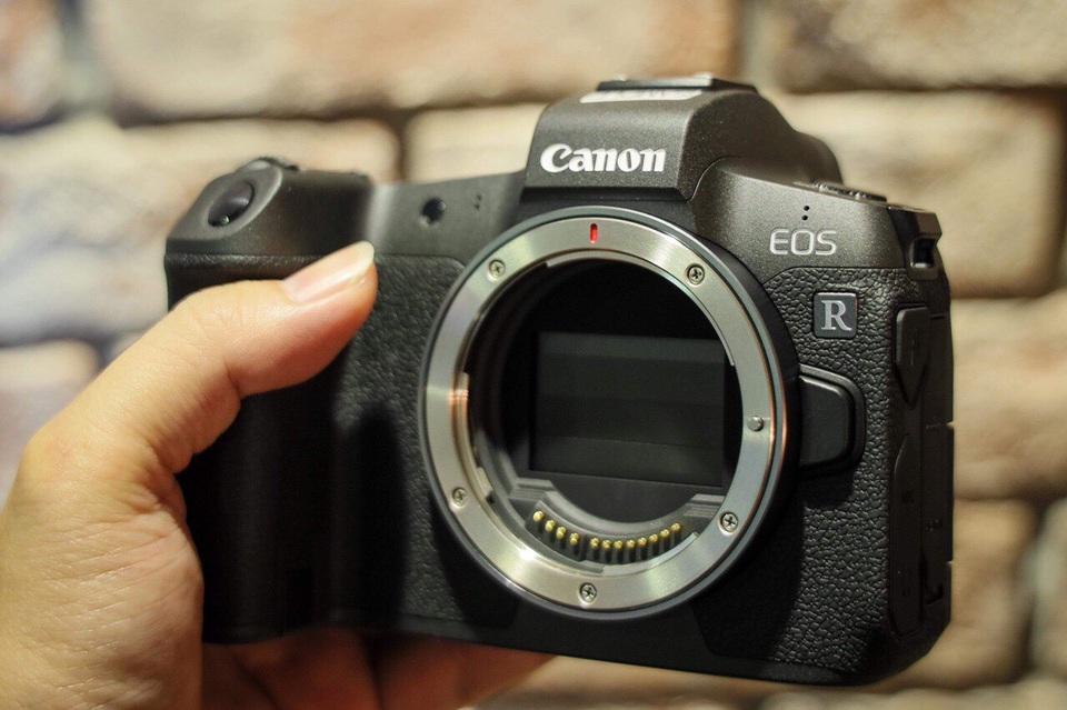 Canon tung máy ảnh không gương lật Full-Frame đầu tiên - 2 Canon tung máy ảnh không gương lật Full-Frame đầu tiên - 2