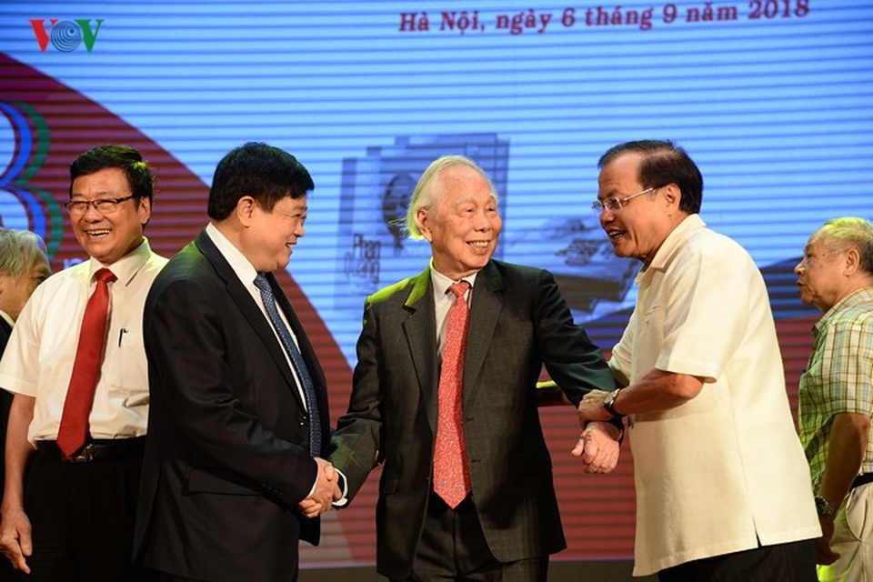 PGS.TS Nguyễn Thế Kỷ và ông Phạm Quang Nghị chúc mừng nhà báo Phan Quang.