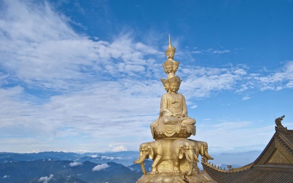 Cô gái trẻ bất ngờ nhảy từ trên núi xuống vực sâu trước sự chứng kiến của du khách - 3 Nga Mi sở hữu vẻ đẹp như chốn bồng lai tiên cảnh