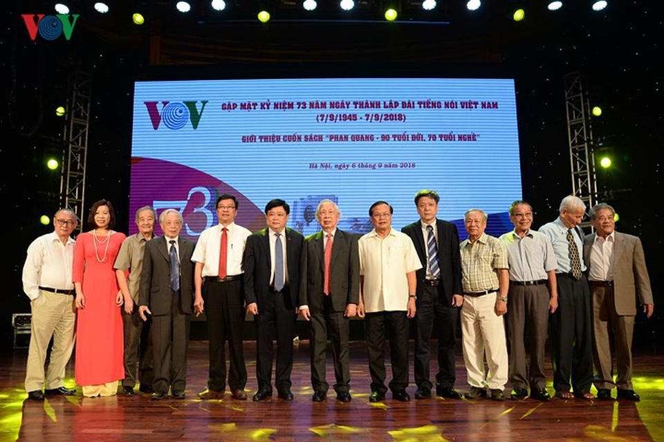 Các đại biểu chụp hình lưu niệm cùng nhà báo Phan Quang.