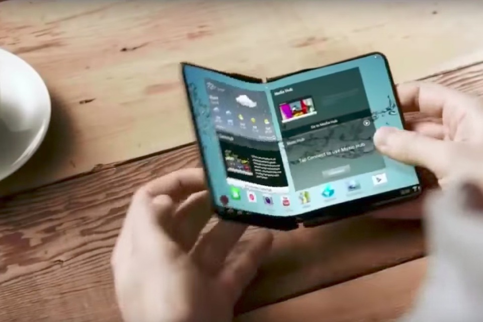 Báo Hàn tiết lộ thêm thông tin về chiếc smartphone “thế kỷ” của Samsung - 1 Chiếc smartphone màn hình gập của Samsung nhận được sự quan tâm nhiều hơn so với iPhone X của Apple.