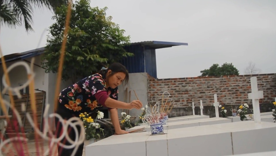 Hàng ngày, bà Nhiệm đều chăm nom, sửa soạn các phần mộ trong nghĩa trang Đồi Cốc.