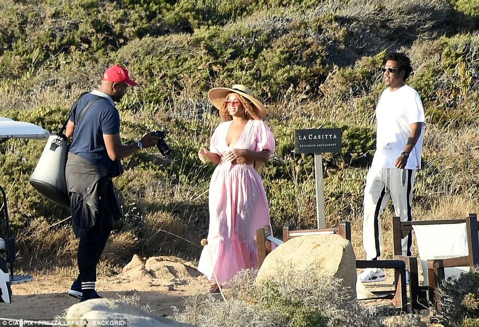 
Nữ ca sỹ dính tin đồn bầu bí thường xuyên lấy tay che bụng
