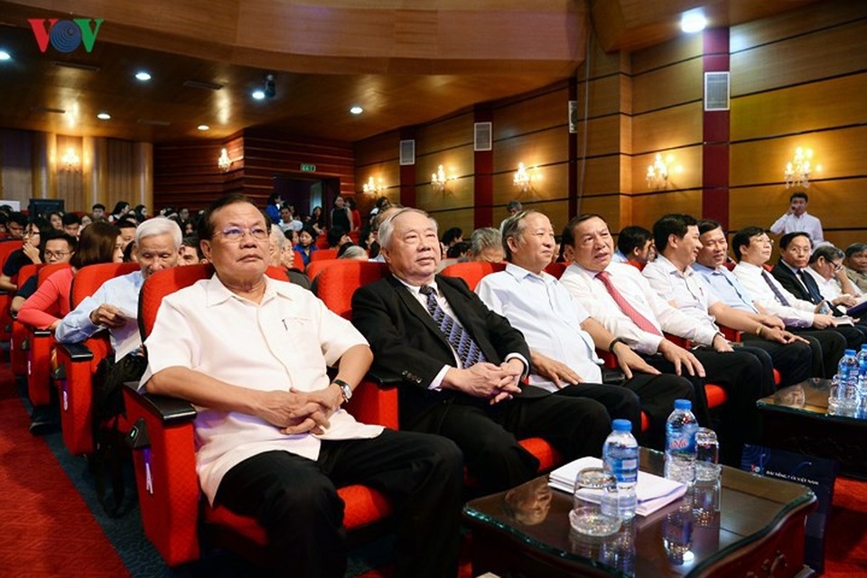 Tới dự có ông Phạm Quang Nghị, nguyên Ủy viên Bộ Chính trị, nguyên Bí thư Thành ủy Hà Nội, nguyên Bộ trưởng Bộ Văn hóa Thông tin; ông Vũ Mão, nguyên Ủy viên Trung ương Đảng, nguyên Chủ nhiệm Văn phòng Quốc hội...