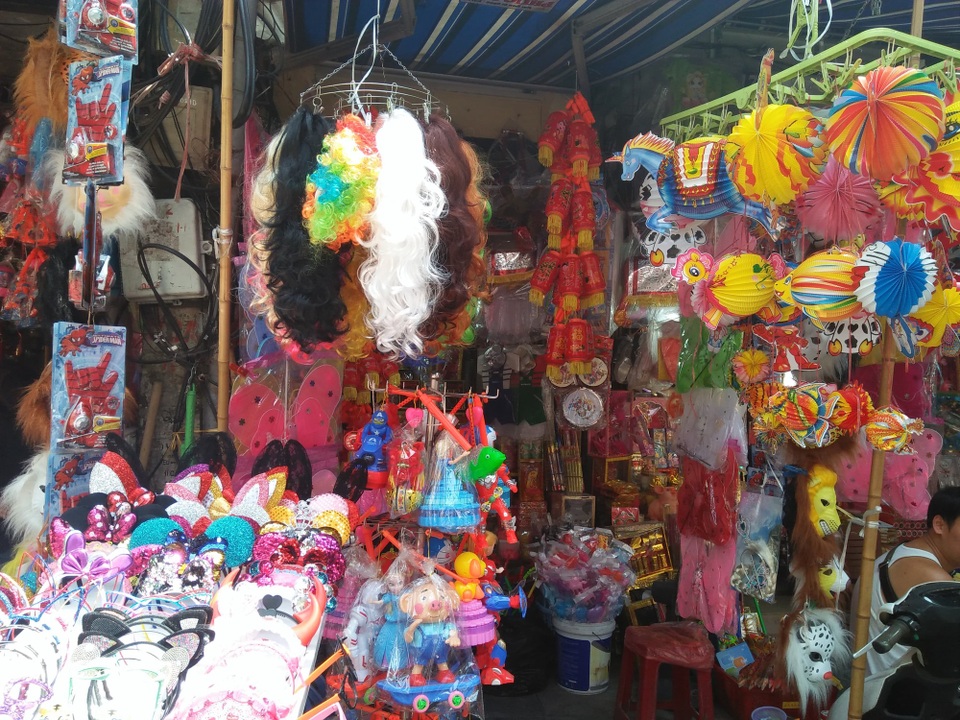 Đồ chơi Trung thu truyền thống: “Nhập thì nhiều, bán chả được bao nhiêu” - 3 Đồ chơi Trung Quốc có giá từ 20.000 - 250.000 đồng tùy kiểu dáng, kích cỡ. (Ảnh: Hồng Vân)