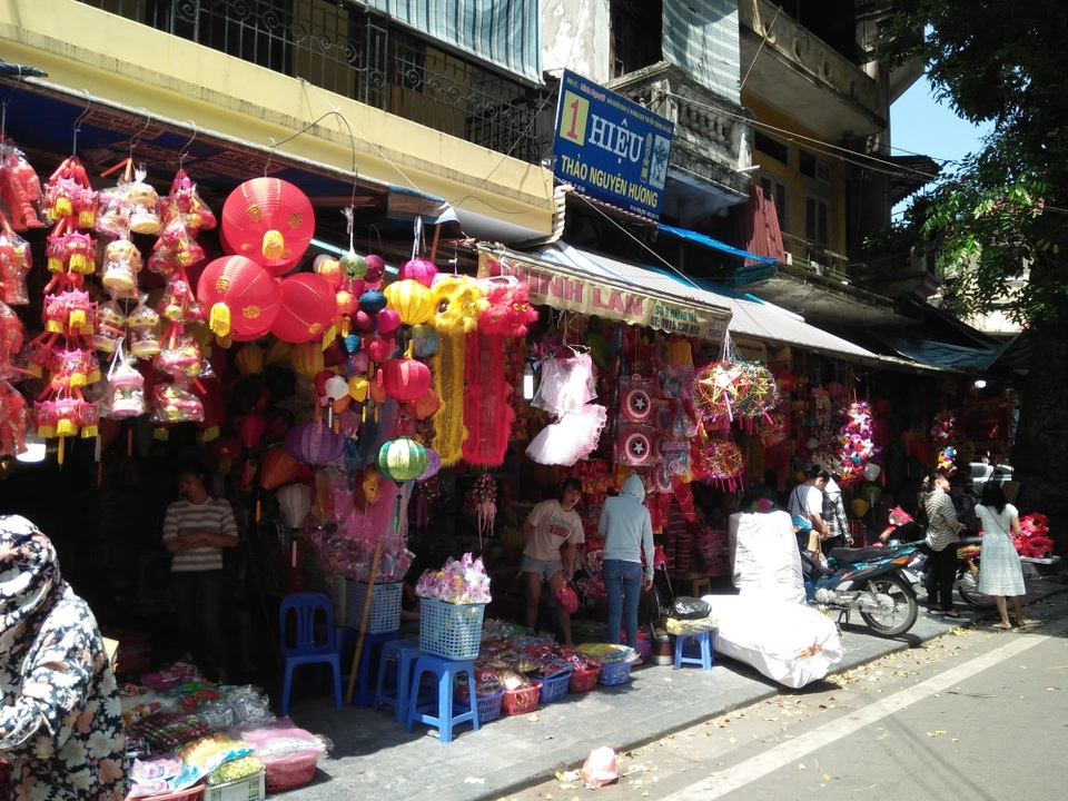 Đồ chơi Trung thu truyền thống: “Nhập thì nhiều, bán chả được bao nhiêu” - 2
Đồ chơi truyền thống được bày bán rất ít. (Ảnh: Hồng Vân)