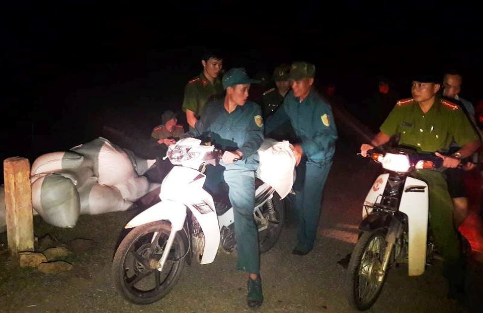 Bộ đội vượt đường lầy chở gạo tiếp tế cho vùng dân bị cô lập sau mưa lũ - 12 Những bao gạo tiếp tế đầu tiên đến với bà con vùng lũ Mường Lát đã nhanh chóng được các lực lượng vận chuyển đến địa điểm cấp phát.