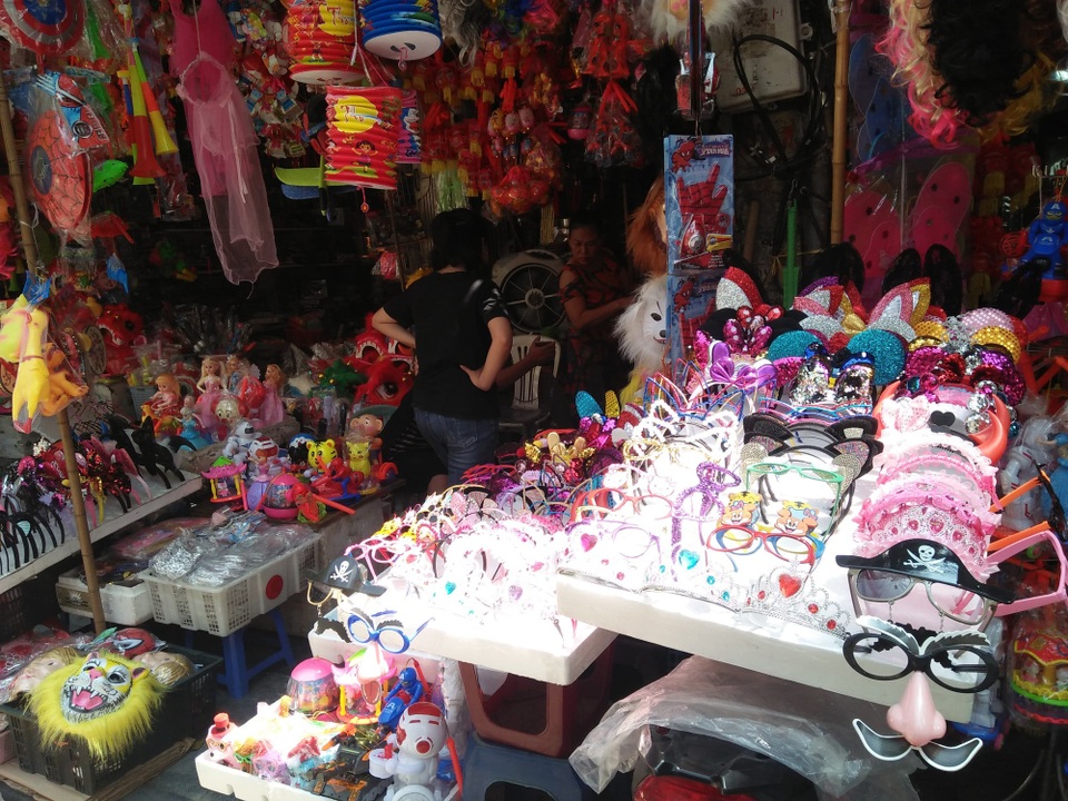 Đồ chơi Trung thu truyền thống: “Nhập thì nhiều, bán chả được bao nhiêu” - 1 Đồ chơi Trung thu chủ yếu vẫn có xuất xứ từ Trung Quốc. (Ảnh: Hồng Vân)