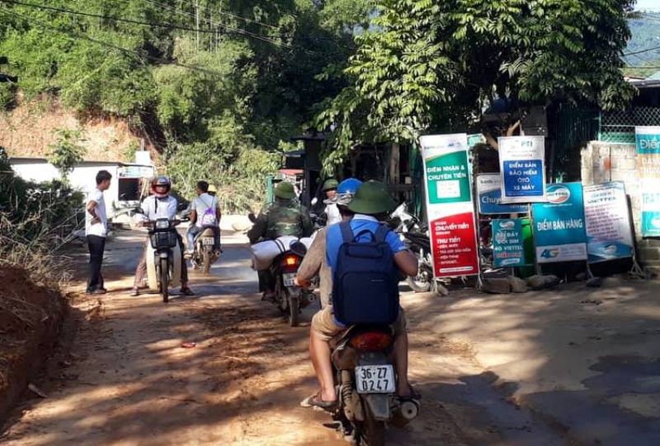 Khan hiếm xăng dầu vì mưa lũ cô lập, tư nhân bán đắt gần gấp đôi - 5 Giá dịch vụ xe ôm tăng do đường sạt lở và khan hiếm xăng dầu