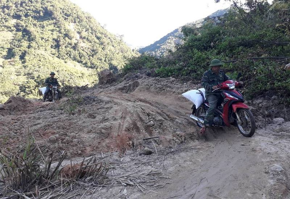 Bộ đội vượt đường lầy chở gạo tiếp tế cho vùng dân bị cô lập sau mưa lũ - 3 Nhiều chiến sỹ của Đồn biên phòng Trung Lý đã liên tục vận chuyển những bao gạo để nhanh chóng đưa vào tiếp tế cho người dân đang có nguy cơ thiếu lương thực.