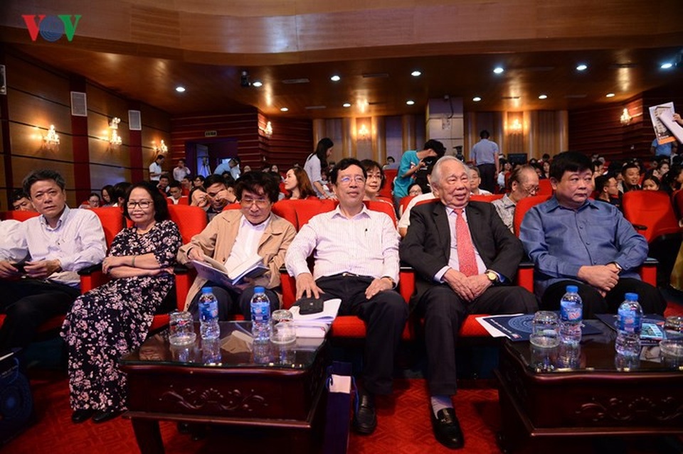 cùng đại diện lãnh đạo các bộ, ban, ngành; nguyên Tổng giám đốc, nguyên Phó Tổng giám đốc, cán bộ, phóng viên, biên tập viên, nhân viên của Đài qua các thời kỳ; nhiều nhà văn, nhà thơ, nhà báo, nhà nghiên cứu, nhà lý luận lão thành.