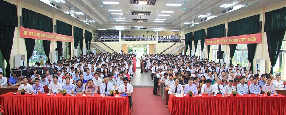 Học sinh trường THPT Lâm nghiệp nhận học bổng khuyến học trong Lễ khai giảng - 1
Thầy trò trường THPT Lâm nghiệp trong Lễ khai giảng