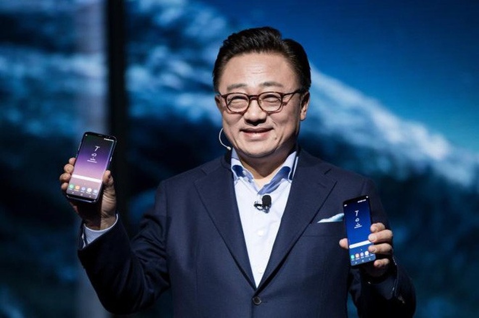 Báo Hàn tiết lộ thêm thông tin về chiếc smartphone “thế kỷ” của Samsung - 3 DJ Koh - Thủ lĩnh mảng di động của Samsung hé lộ rằng “siêu phẩm” Galaxy F sẽ được ra mắt ngay trong năm nay.