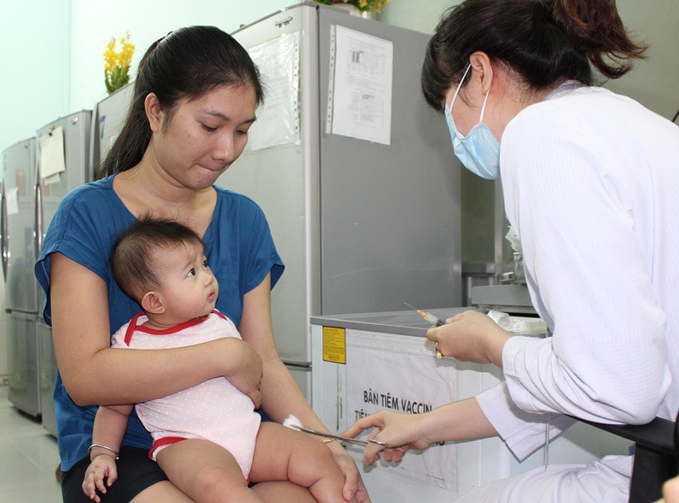 Trẻ mới đi học chắc chắn sẽ nhiễm bệnh! - 2 Chủng ngừa là một trong những giải pháp tăng cường miễn dịch cho trẻ