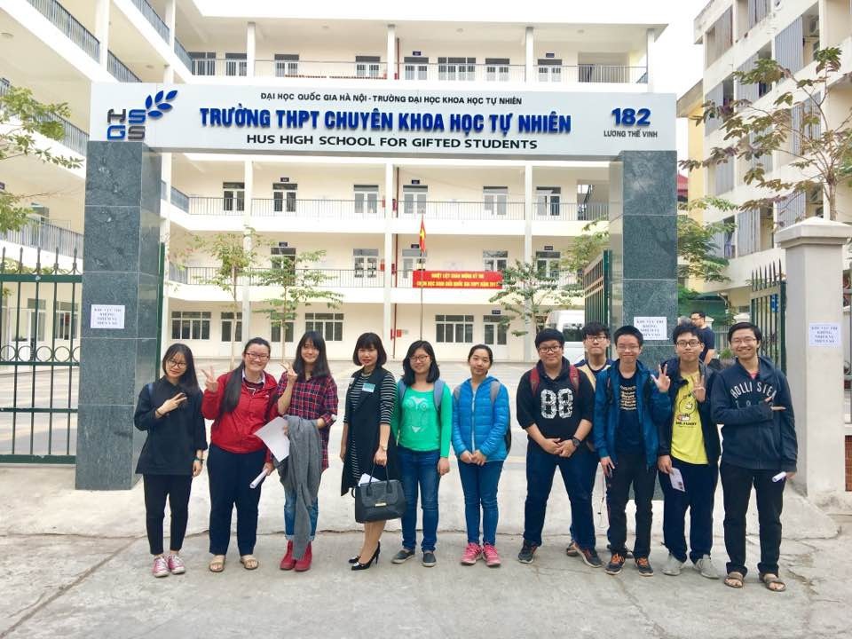 “Bí quyết” của ngôi trường THPT có tới 238 huy chương khu vực và quốc tế - 1
Nguyễn Phương Thảo (thứ 2 từ trái sang) giành cú đúp Huy chương vàng Olympic Sinh học quốc tế và cô giáo Thanh Huyền (thứ tư từ trái sang) cùng các bạn học sinh Trường THPT Chuyên Khoa họcTự nhiên, ĐHQGHN