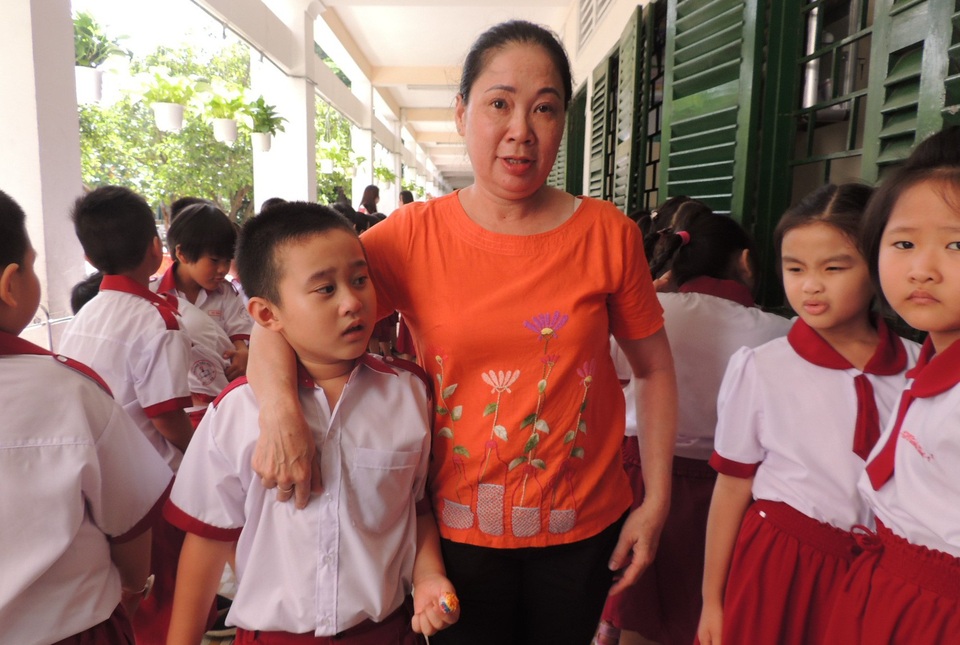 TPHCM yêu cầu “nói về trẻ” nhiều hơn trong buổi họp phụ huynh - 1
Sở GD-ĐT TPHCM yêu cầu các trường cần đề cập nhiều hơn về học sinh trong họp phụ huynh đầu năm. Trong ảnh: Phụ huynh tại TPHCM đưa con đi tựu trường.