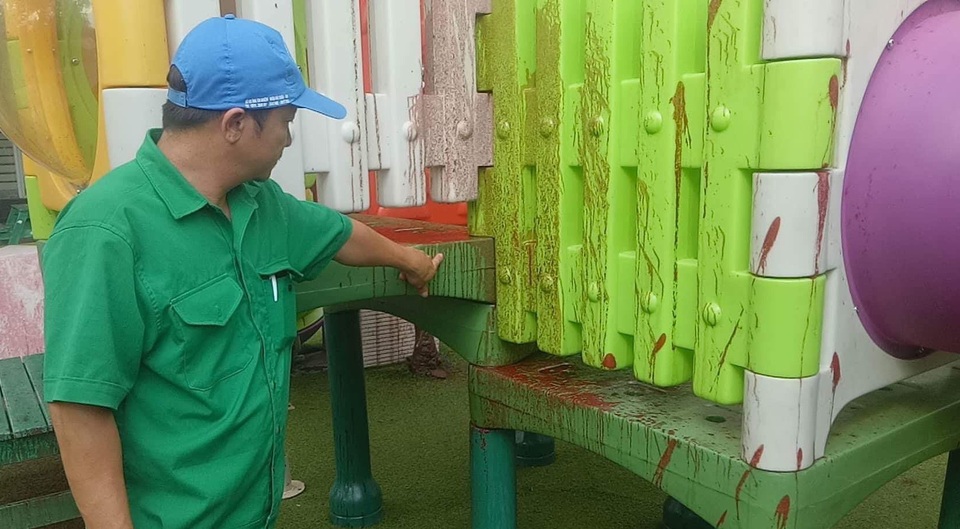 
Trường Mầm non Chú Ếch Con tại quận Cẩm Lệ, Đà Nẵng bị một nhóm người ném sơn, mắm tôm bôi bẩn.
