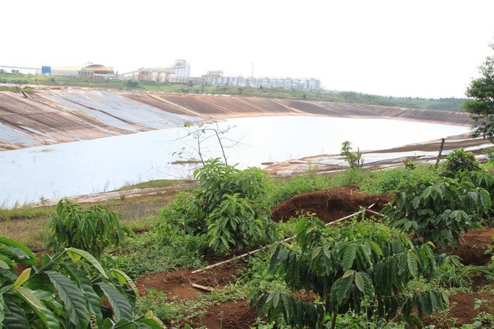 Khu vực sụt lún gần ngay hồ bùn đỏ của nhà máy Alumin Nhân Cơ
