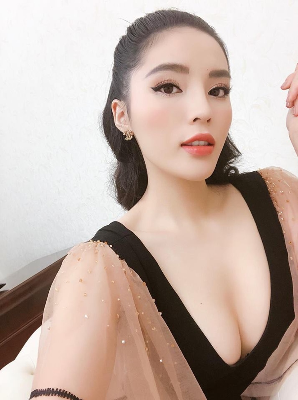 Kỳ Duyên giàu cỡ nào, kiếm tiền từ đâu khi khoe bộ sưu tập váy áo bạc tỉ? - 2 Người đẹp gây choáng khi tiết lộ, chỉ tính riêng trong mùa làm HLV Siêu mẫu Việt Nam 2018, cô chi cả tỷ đồng cho váy áo. Nàng Hậu sinh năm 1996 không ngại ngần chi rất nhiều tiền để thỏa mãn niềm đam mê thời trang khi trở thành HLV. Là một trong những nàng It girl sành điệu bậc nhất làng mốt hiện nay, Kỳ Duyên muốn chứng tỏ được đẳng cấp thời trang “không phải dạng vừa”. Nhiều khán giả đặt câu hỏi Hoa hậu Kỳ Duyên kiếm tiền ở đâu mà dùng đồ hiệu đắt đỏ liên tục?