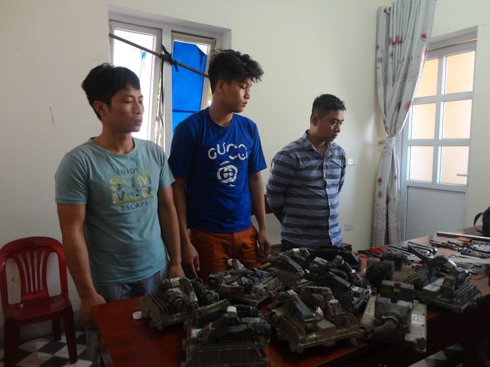 Nhóm đối tượng cùng tang vật tại cơ quan điều tra.