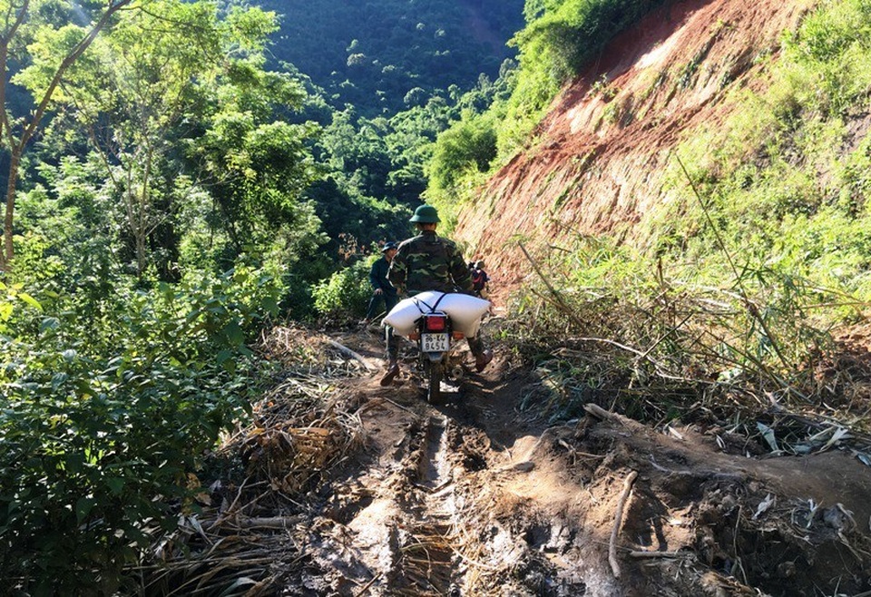 Bộ đội vượt đường lầy chở gạo tiếp tế cho vùng dân bị cô lập sau mưa lũ - 2 Con đường từ điểm tập kết gạo xuống đến bờ sông Mã khoảng 10km với nhiều điểm sạt lở nghiêm trọng nên việc di chuyển là rất khó khăn.