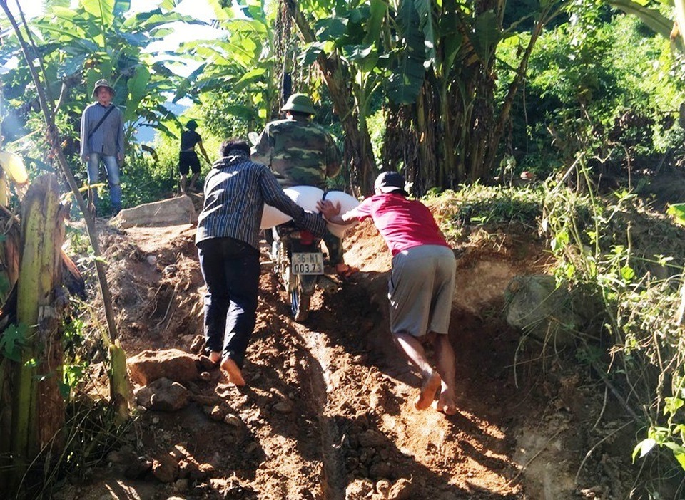 Bộ đội vượt đường lầy chở gạo tiếp tế cho vùng dân bị cô lập sau mưa lũ - 7 Có nhiều đoạn đường bị sạt lở, dốc sâu nên việc di chuyển rất khó khăn.