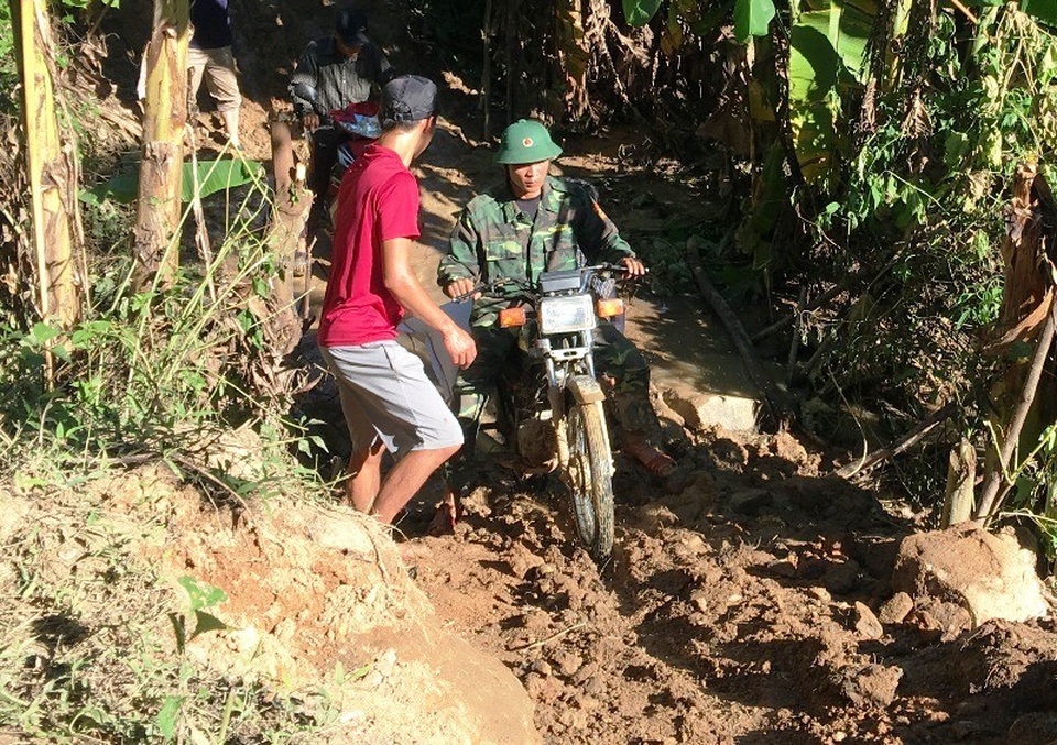 Bộ đội vượt đường lầy chở gạo tiếp tế cho vùng dân bị cô lập sau mưa lũ - 5 Việc trung chuyển hết sức khó khăn vì đường lầy lội, phải lách qua những điểm sạt lở nguy hiểm.