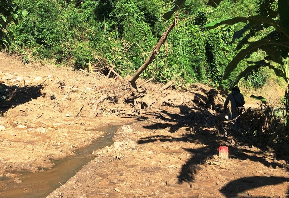 Bộ đội vượt đường lầy chở gạo tiếp tế cho vùng dân bị cô lập sau mưa lũ - 4 Nhiều đoạn đường quốc lộ 16 bị đất đá, cây cối sạt lở vùi lấp hoàn toàn.