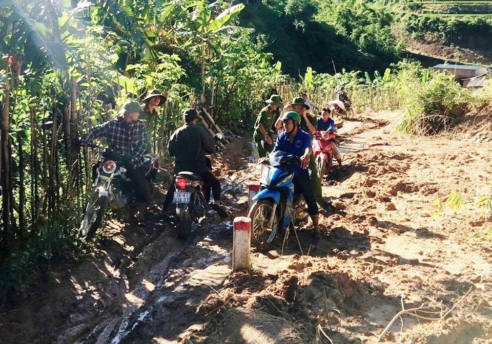 Bộ đội vượt đường lầy chở gạo tiếp tế cho vùng dân bị cô lập sau mưa lũ - 9 Những con đường tránh điểm sạt lở lầy lội, chật hẹp.