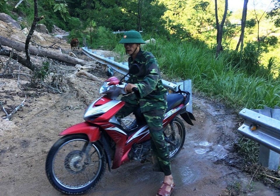 Bộ đội vượt đường lầy chở gạo tiếp tế cho vùng dân bị cô lập sau mưa lũ - 8 Trên cung đường sạt lở dài hàng chục km, các chiến sỹ biên phòng luân phiên trung chuyển gạo tiếp tế.