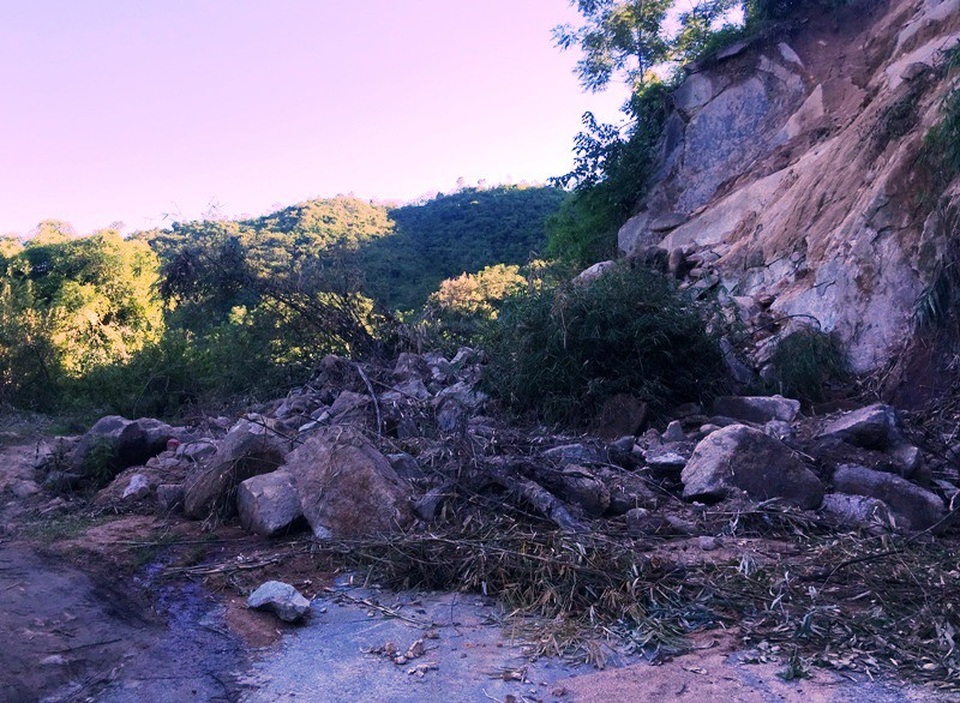 Bộ đội vượt đường lầy chở gạo tiếp tế cho vùng dân bị cô lập sau mưa lũ - 1
Quốc lộ 16 từ Trung Lý đi Chiềng Nưa, xã Mường Lý, huyện Mường Lát chỉ có thể di chuyển bằng xe máy. Các chiến sỹ biên phòng phải dùng xe máy trung chuyển gạo xuống bờ sông Mã để đưa lên thuyền về với bà con vùng lũ.