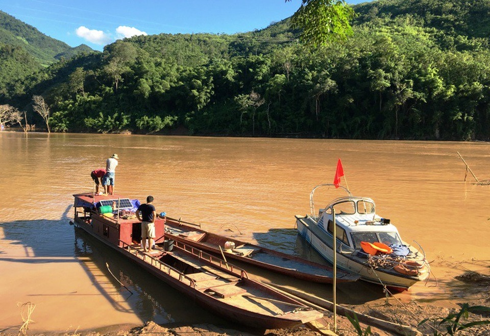 Bộ đội vượt đường lầy chở gạo tiếp tế cho vùng dân bị cô lập sau mưa lũ - 10 Thời điểm này, đường thủy là cách tiếp cận huyện Mường Lát nhanh nhất.