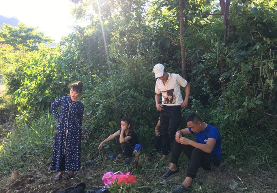 Những người con Mường Lát xa quê nghe tin lũ về thăm nhà đang chờ đò bên bờ sông Mã