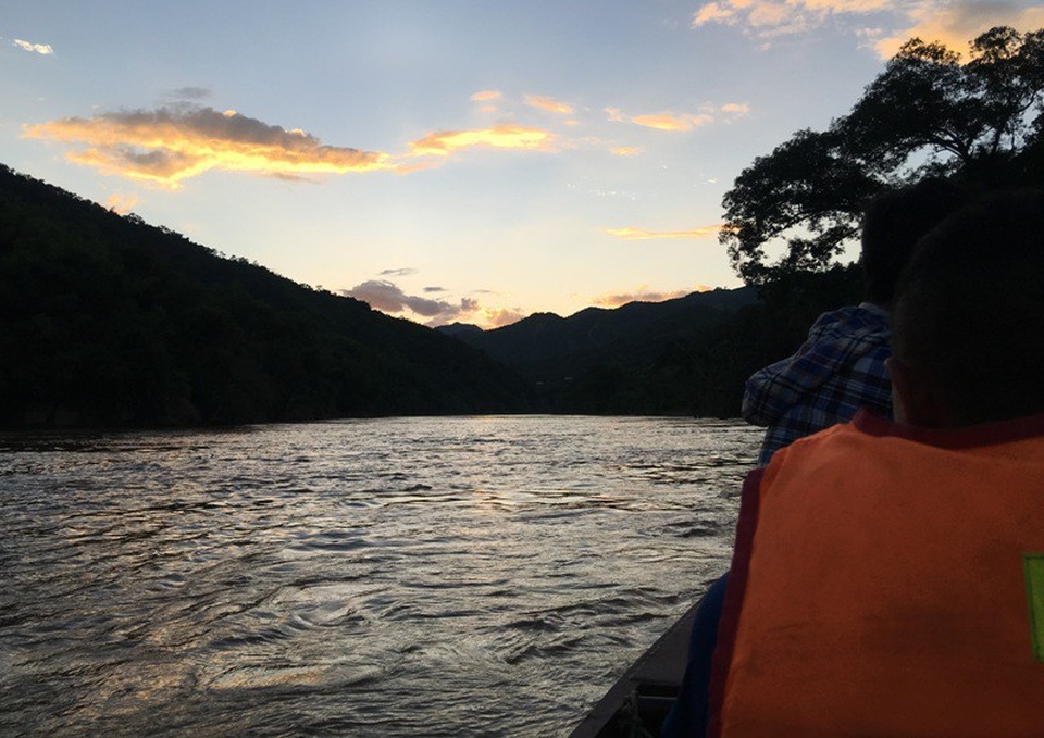 Vận chuyển gạo bằng đò ngược theo sông Mã