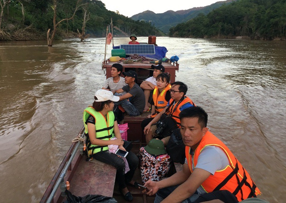 Bộ đội vượt đường lầy chở gạo tiếp tế cho vùng dân bị cô lập sau mưa lũ - 11 Để lên được huyện Mường Lát chỉ có cách đi thuyền ngược sông Mã từ thủy điện Trung Sơn hoặc khu vực cầu Chiềng Nưa lên cách thị trấn Mường Lát khoảng 3 km rồi đi bộ.