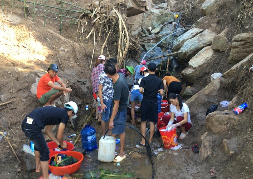 Người dân ra suối tắm giặt và lấy nước về sinh hoạt