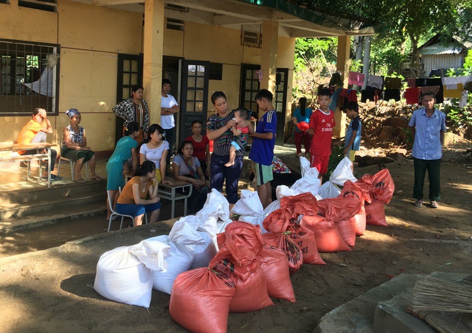 Người dân Mường Lát nhận gạo cứu tế